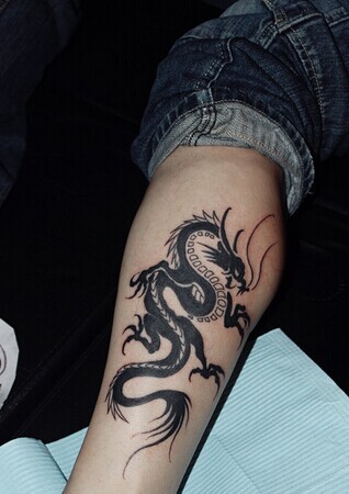 小腿时尚的龙图腾刺青