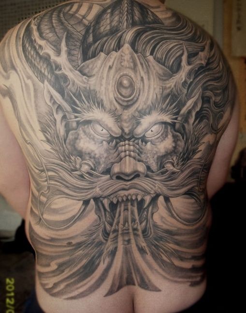 经典满背的龙纹身