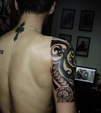 男人手臂时尚的图腾刺青