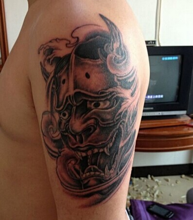 胳膊上非常个性的般若头像刺青
