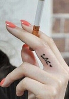 手指上特别清新小巧的英文刺青