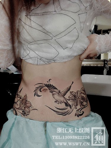 女生腰部鸟雀纹身