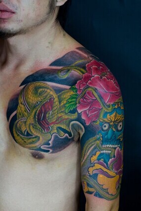 传统的半甲蛇纹身