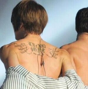 金在中背部时尚的字母刺青