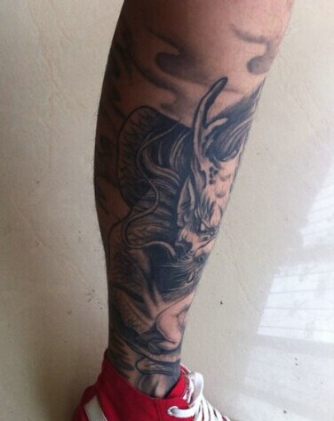 男人腿部霸气的麒麟刺青