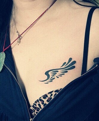 胸部时尚的翅膀图腾刺青