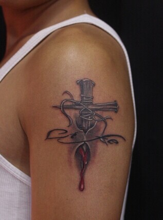 个性十足的手臂十字架英文纹身