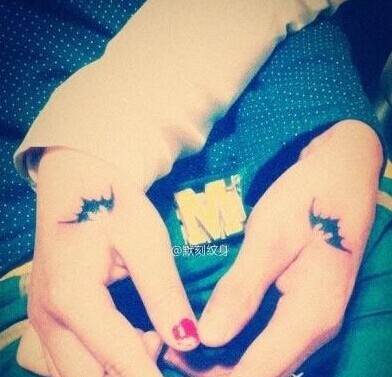 虎口漂亮的情侣图腾刺青