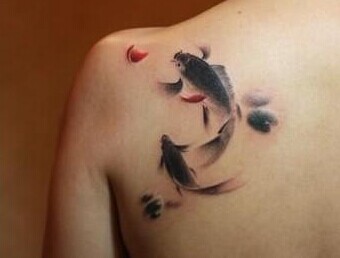 肩部优雅的水墨鲤鱼纹身