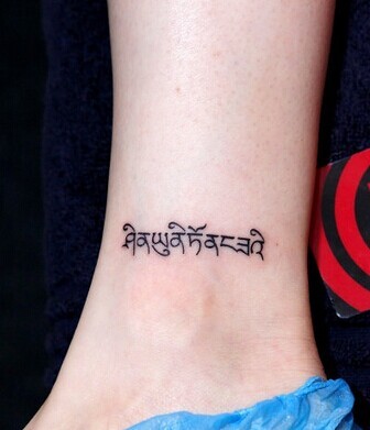 小巧漂亮的脚踝梵文刺青