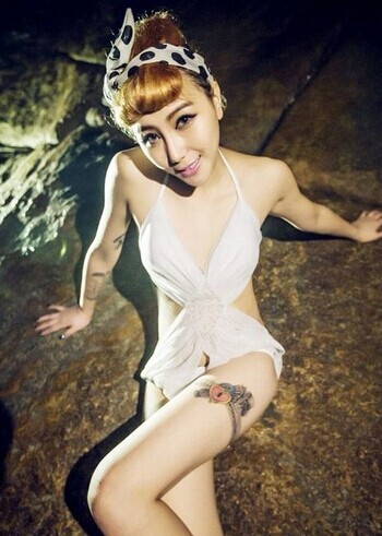 长腿美女的个性的大腿部纹身