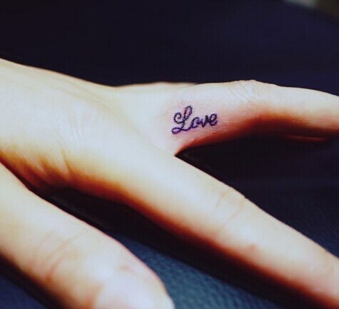 手指上特别清新小巧的英文刺青