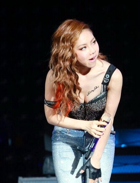 邓紫棋演唱胸部显露英文刺青