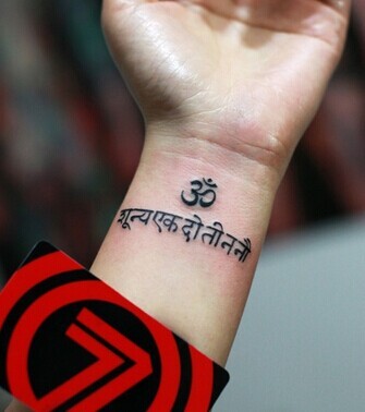 小巧时尚的手腕梵文刺青