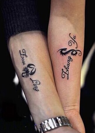 手臂上长长的情侣英文刺青