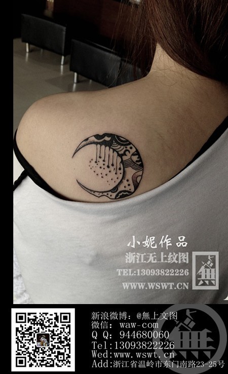 女生肩膀月亮纹身