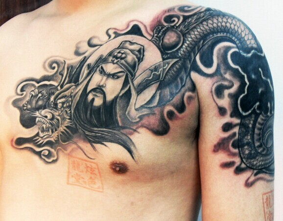 半甲上霸气的关公刺青