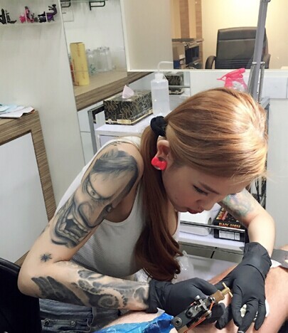 马来西亚性感的美女纹身师