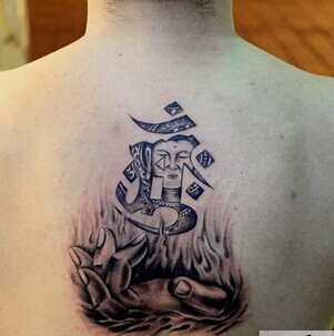 背部个性的3d梵文刺青