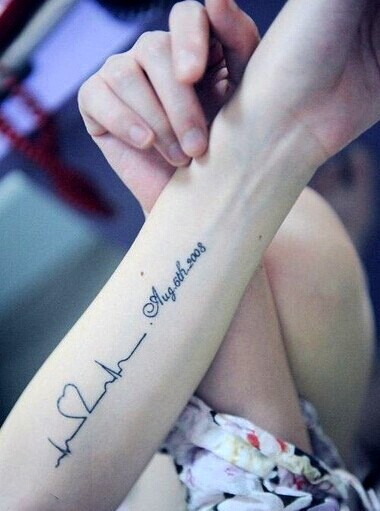 简单唯美的小臂心电图刺青