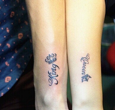 时尚清新的麒麟手臂英文刺青