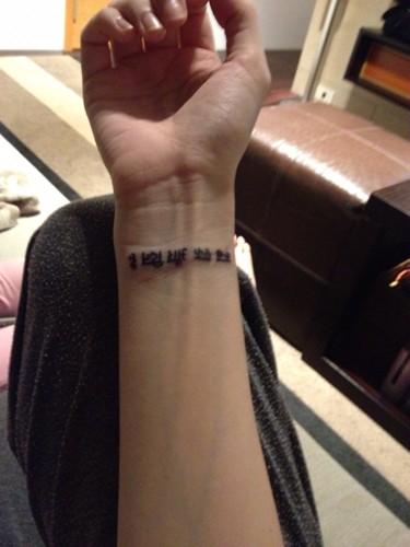 小巧时尚的手腕梵文刺青