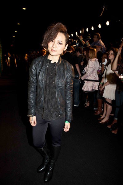 笔笔虎口时尚的翅膀刺青