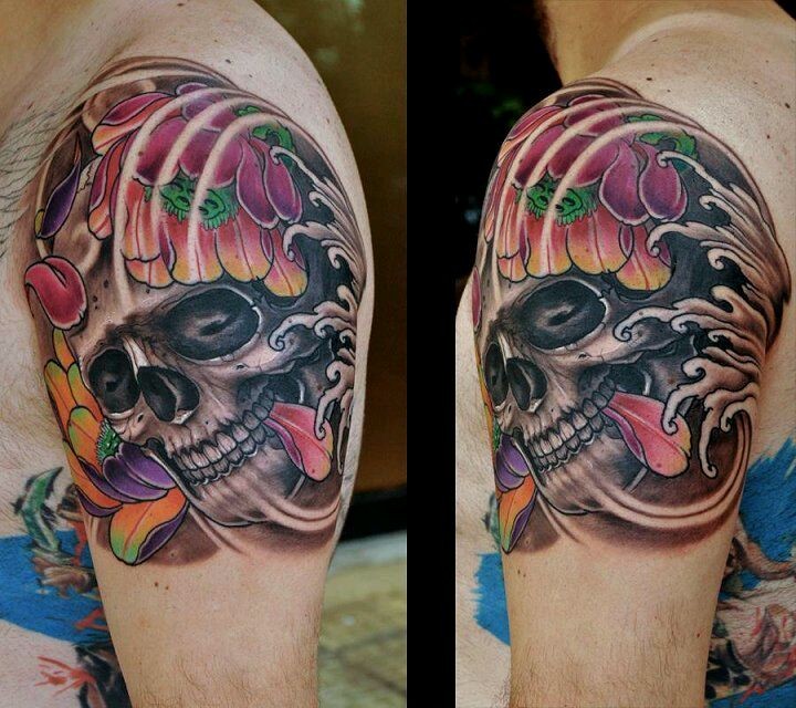 帅气的大臂骷髅蛇刺青