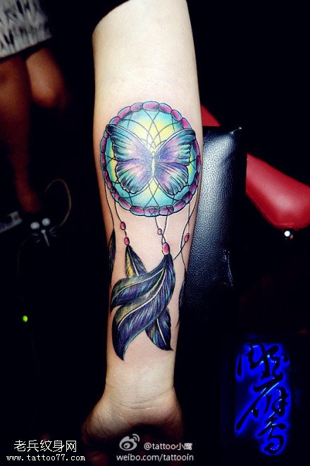 手臂彩色蝴蝶捕梦网纹身图案