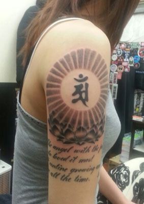 女孩手臂莲花梵文英文纹身图案图案