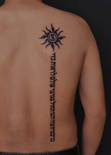 男士背部帅气的梵文纹身