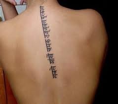 女性背部漂亮时尚的花纹组合梵文纹身