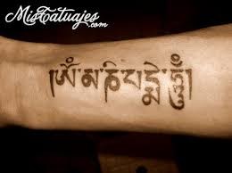 时尚漂亮的手臂梵文纹身