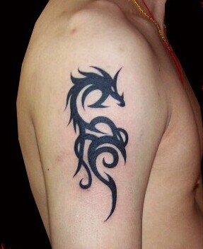 时尚大气的龙图腾纹身