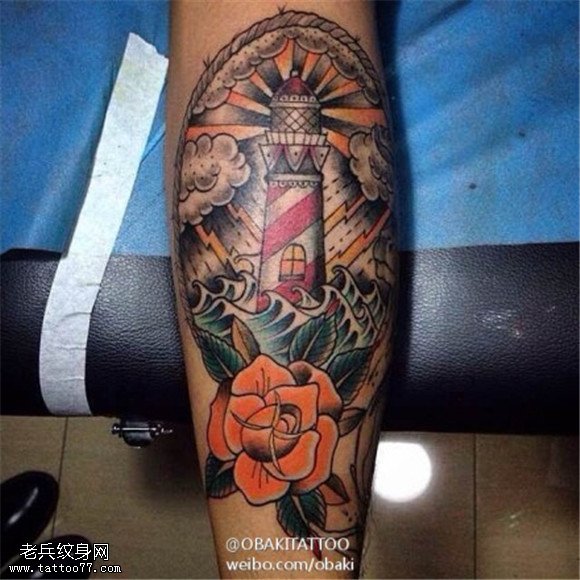腿部彩色灯塔玫瑰纹身图片