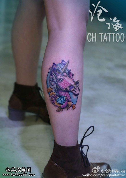 腿部彩色独角兽纹身图片