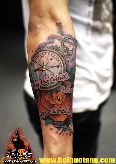 指南针美丽花朵纹身图案