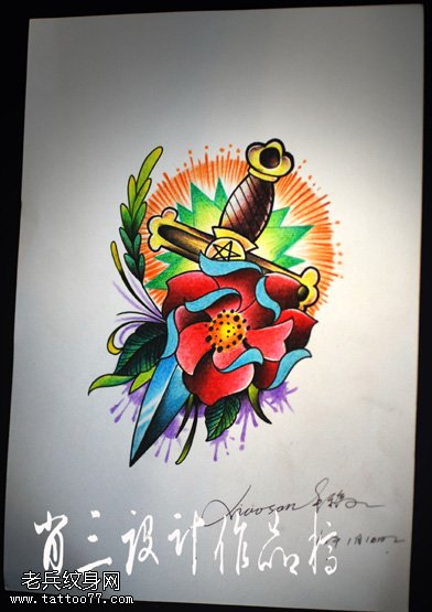 大花鲜艳美丽动人匕首纹身图案