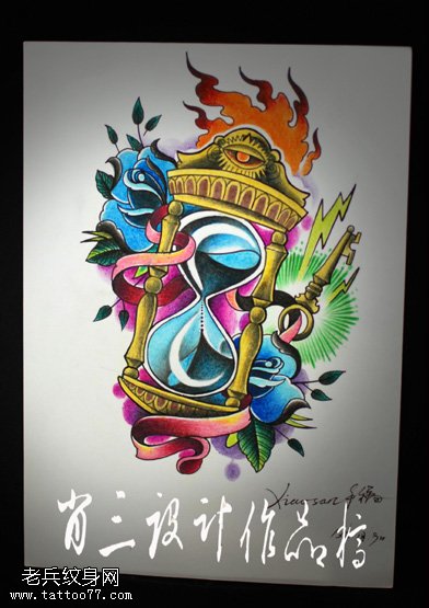 火焰缠绕美艳沙漏纹身图案