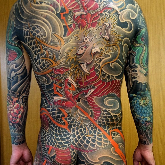 满背经典帅气的中国龙纹身