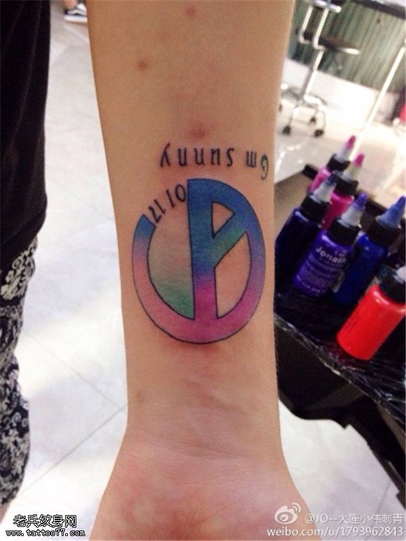 手臂彩色反战标志纹身图案