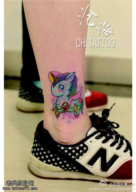 脚踝彩色马纹身图片