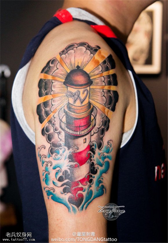 大臂彩色灯塔纹身图案