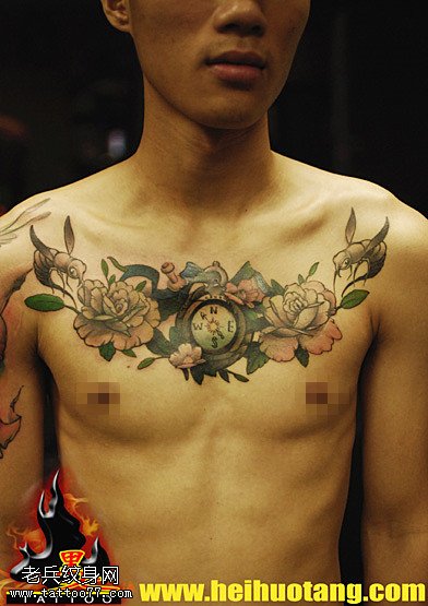 胸部蜜蜂时间之钟牡丹花纹身图案