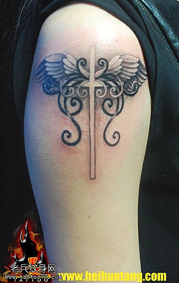 花藤翅膀十字架纹身图案
