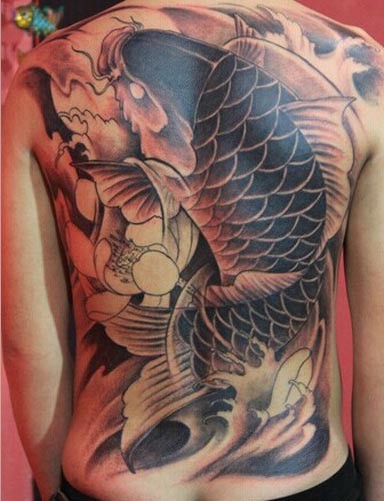 个性经典的满背鲤鱼纹身