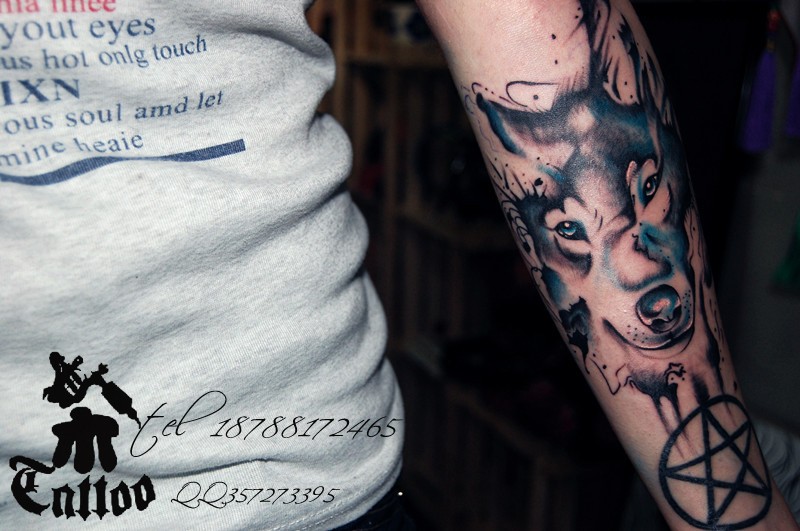 手臂帅气的狼头纹身