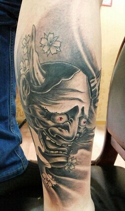 小腿部时尚的般若纹身