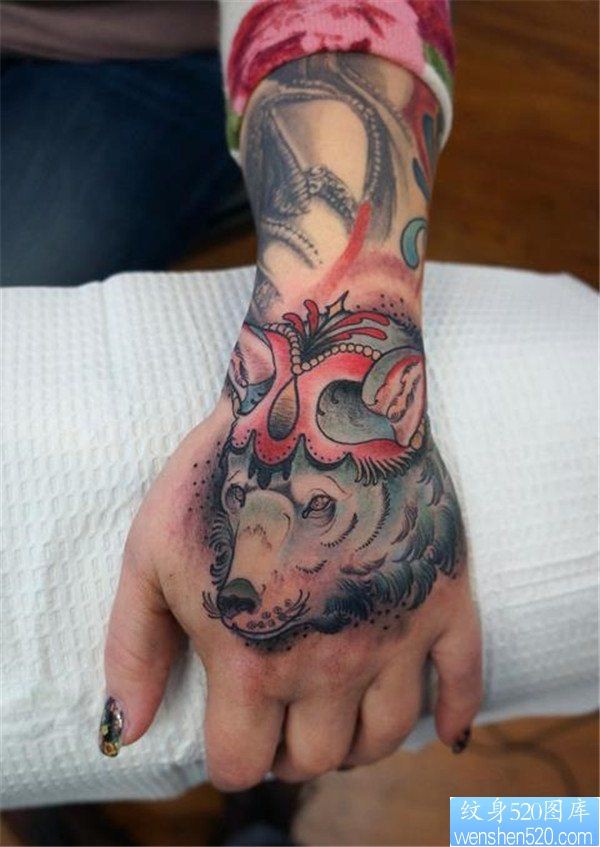 女性手部狼头纹身图案