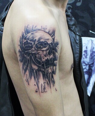 大臂上时尚炫酷的骷髅纹身